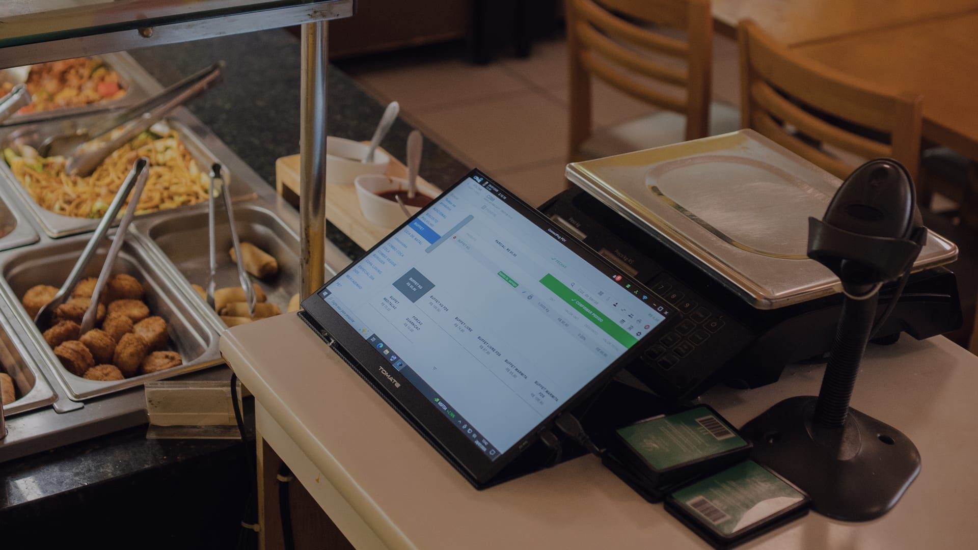 Operação de restaurante usando PDV da CRL Automação Comercial no caixa e no atendimento