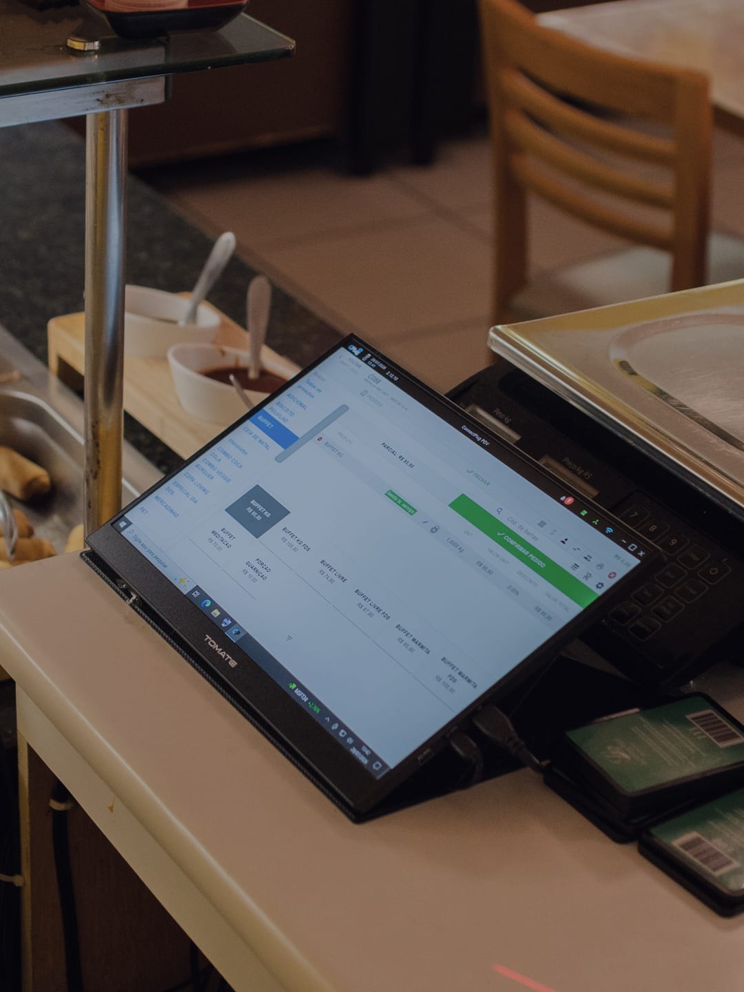 PDV da CRL Automação Comercial em operação no caixa de um restaurante